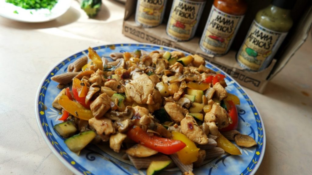 Makaron z kurczakiem i warzywami w sosie sojowym