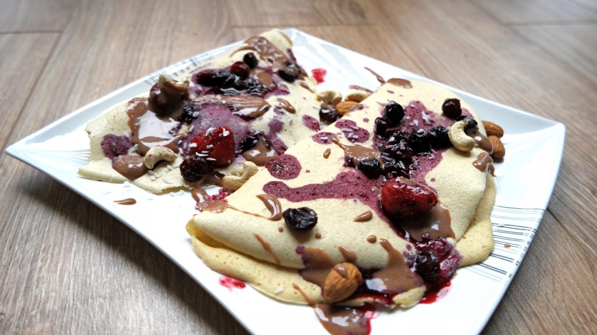 Dietetyczne naleśniki z owocami i polewą czekoladową