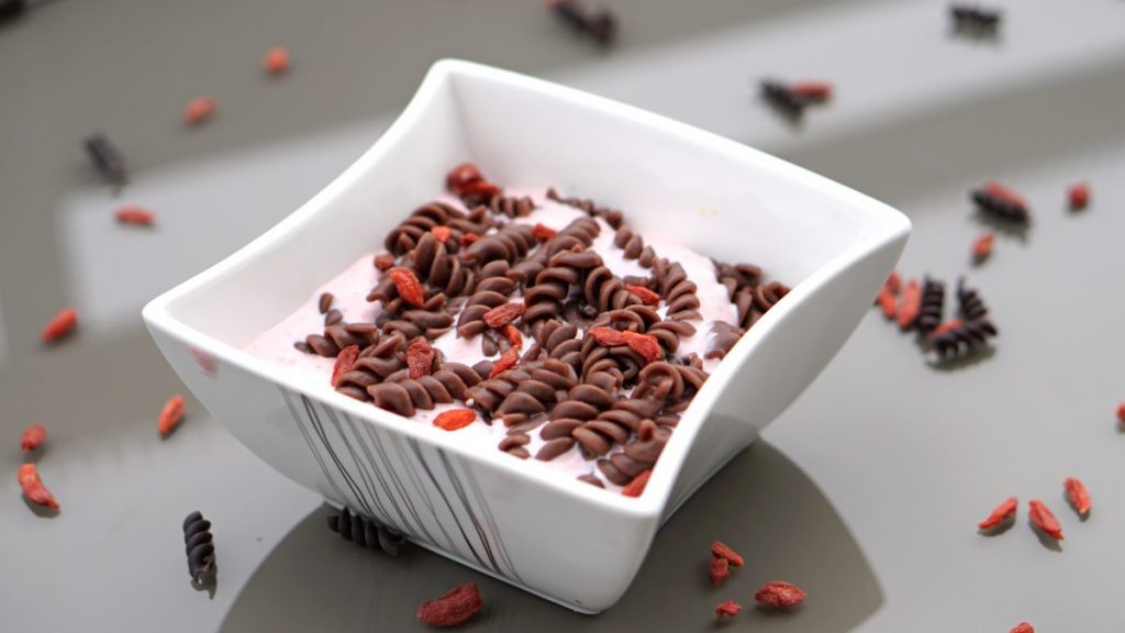 FIT deser - Czekoladowy makaron z truskawkami na ZIMNO!