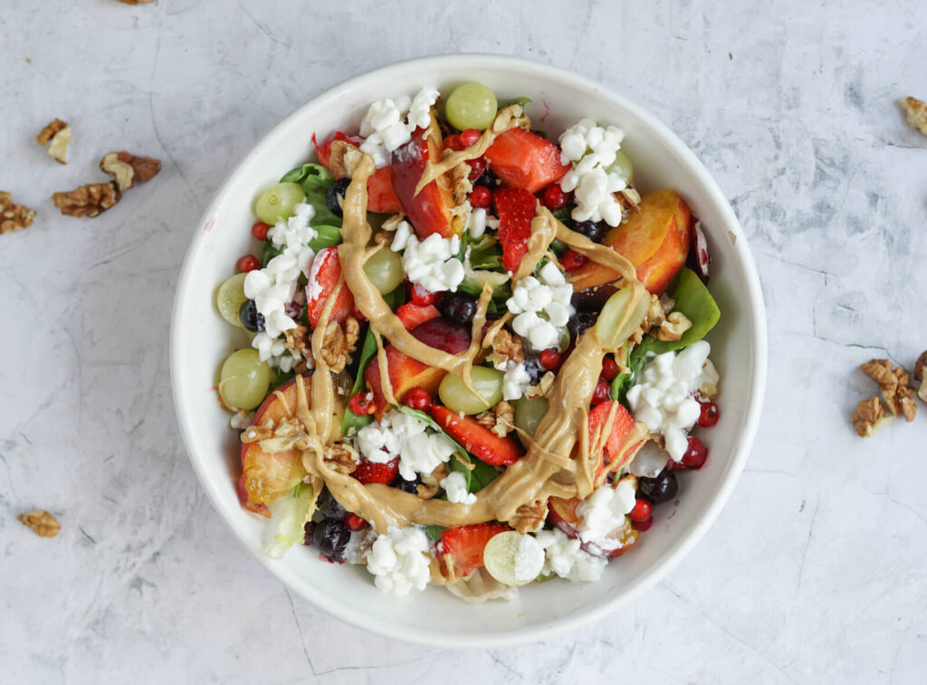 Sałatka owocowa z masłem orzechowym 1 sałatka owocowa z masłem orzechowym góry